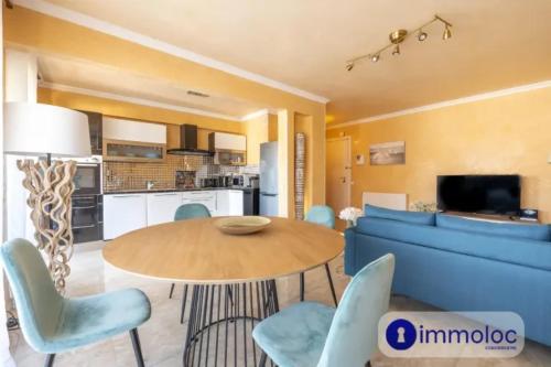 une cuisine et une salle à manger avec une table et des chaises dans l'établissement Air-conditioned apartment with terrace sea view, à Nice
