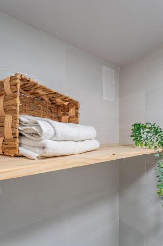 a basket of towels on a shelf in a bathroom at Acogedor estudio en Salou in Salou