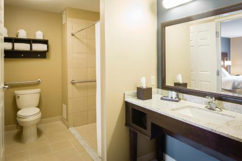 Ett badrum på Nationwide Hotel and Conference Center