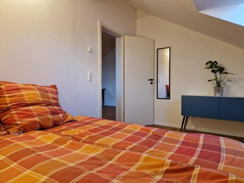 Postel nebo postele na pokoji v ubytování FeWo2 großräumige FeWo in Riegel am Kaiserstuhl über 2 Etagen, Galerie, Balkon
