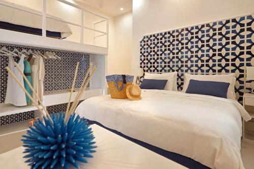 een slaapkamer met een groot bed en een blauwe bal bij MARILISE - La maison blue private garden & terrace in Meta