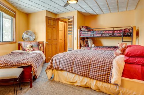 Dock and Beach Access Scenic Lake Ossipee Cabin!にあるベッド