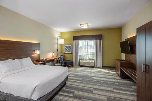 Кровать или кровати в номере Holiday Inn Express & Suites Medicine Hat by IHG