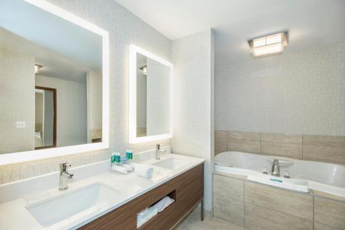 Ванная комната в Holiday Inn Express & Suites Medicine Hat by IHG