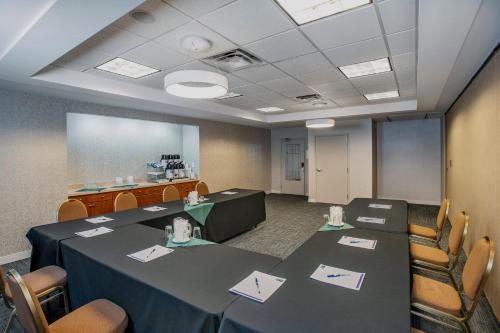 Бизнес-центр и/или конференц-зал в Holiday Inn Express & Suites Medicine Hat by IHG