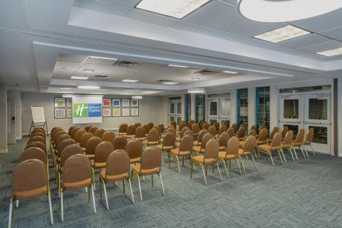Бизнес-центр и/или конференц-зал в Holiday Inn Express & Suites Medicine Hat by IHG
