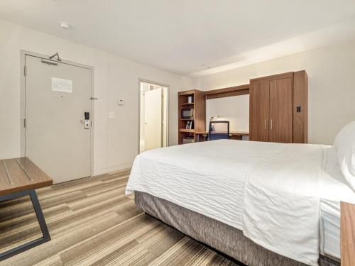 Кровать или кровати в номере Holiday Inn Express & Suites Medicine Hat by IHG