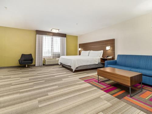 Кровать или кровати в номере Holiday Inn Express & Suites Medicine Hat by IHG