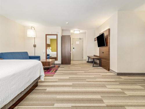 Телевизор и/или развлекательный центр в Holiday Inn Express & Suites Medicine Hat by IHG
