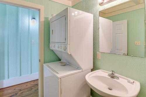 Ένα μπάνιο στο Walk to Beach Home with Hot Tub and Deck in Gilchrist
