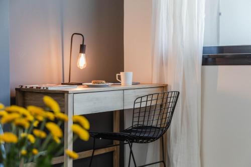 escritorio con silla junto a una ventana en Perla Beautiful Apartment, en Buenos Aires