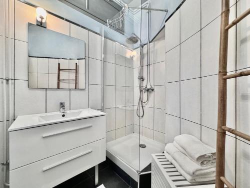 une salle de bain blanche avec un lavabo et une douche dans l'établissement ApartHotel Riviera - Maison Alban - Old Port, à Nice