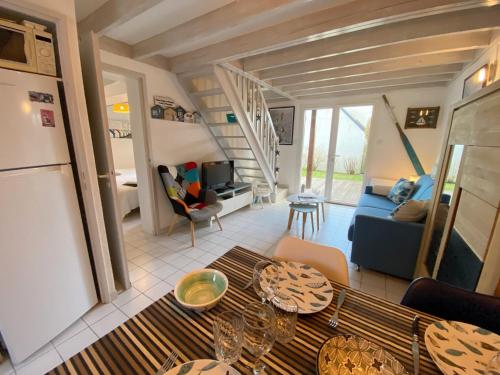 un salon avec une table et un canapé dans l'établissement CALLEA 2 - Maison de vacances avec jardin Carnac - K16, à Carnac