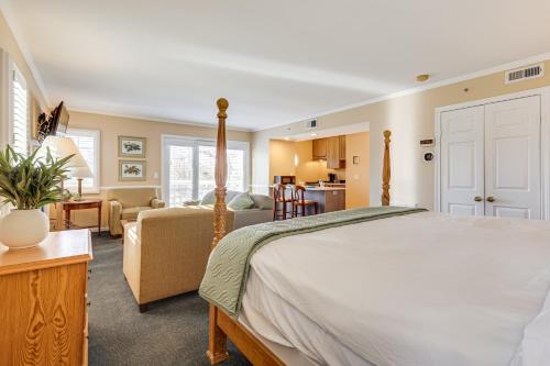 a bedroom with a bed and a living room at 1 Mi to Mohegan Sun Studio with Golf Course Views in Norwich
