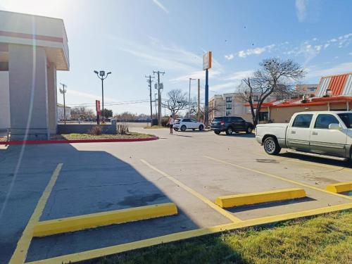 Фотография из галереи Travelers inn by OYO Wichita Falls в городе Уичито-Фолс