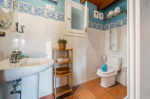 A bathroom at Villa Vinyes by Villa Plus
