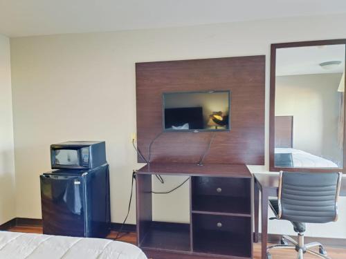 Кухня или мини-кухня в Travelers inn by OYO Wichita Falls
