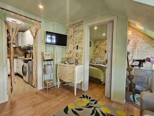 Habitación con 1 dormitorio con 1 cama y TV. en Casa Romeu by Sesimbra Sun Sea, en Sesimbra