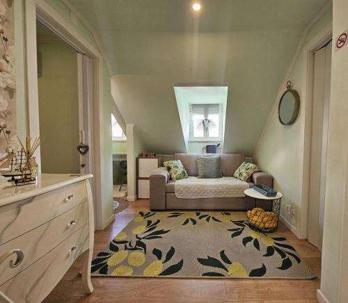 una sala de estar con un sofá y una alfombra en Casa Romeu by Sesimbra Sun Sea, en Sesimbra
