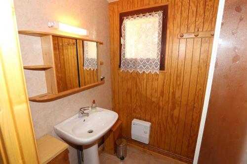 une petite salle de bain avec un lavabo et un miroir dans l'établissement Location magnifique chalet pour 10 personnes, aux Angles
