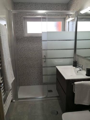 ein Badezimmer mit Dusche und Waschbecken in der Unterkunft Casa La Puerta in Riaño