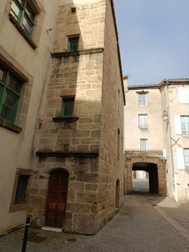 un ancien bâtiment en pierre avec une porte et un tunnel dans l'établissement Maison du petit tour de ville, à Langogne