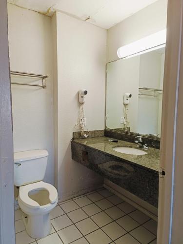 Ванная комната в Travelers inn by OYO Wichita Falls