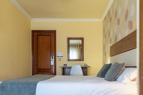 Ένα ή περισσότερα κρεβάτια σε δωμάτιο στο Hotel Alda Centro Pontevedra