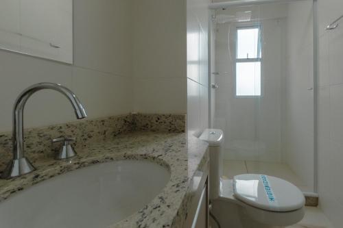 Ένα μπάνιο στο Apartamento Aconchegando com WI-FI