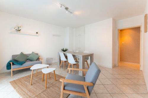 un salon avec une table et des chaises dans l'établissement Chez Margaux - Parking, à Colmar