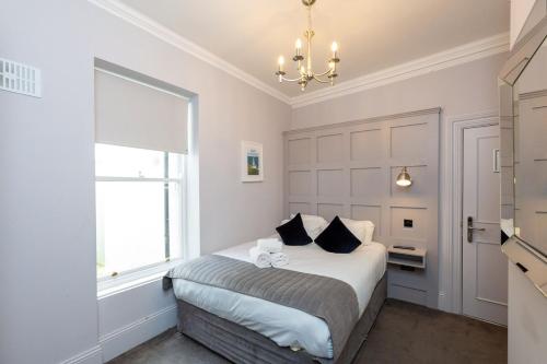 Ένα ή περισσότερα κρεβάτια σε δωμάτιο στο Superb Seafront Studio