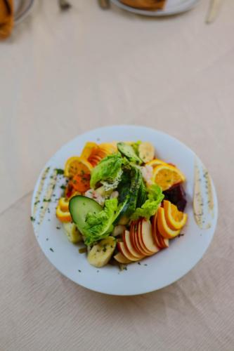 un plato de frutas y hortalizas en una mesa en Palmiers Hôtel Club, en Er Rachidia