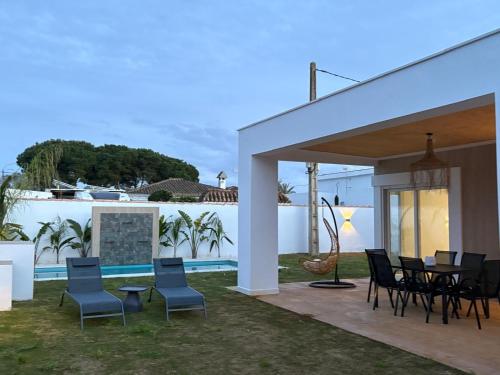 Φωτογραφία από το άλμπουμ του Chalet con piscina privada y cerca del mar Chiclana La Barrosa σε Chiclana de la Frontera