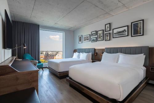 モントリオールにあるHyatt Centric Montrealのベッドが2つと窓があるホテルの部屋
