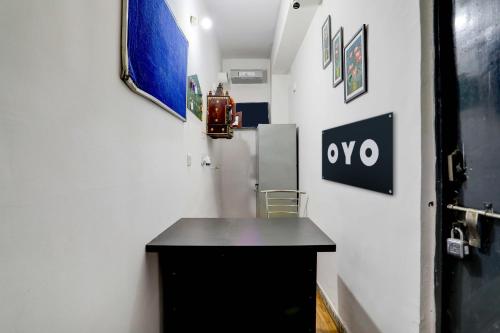 TV a/nebo společenská místnost v ubytování Super Hotel O Malviya Nagar Inn