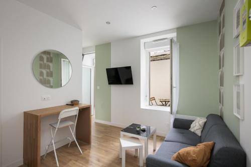 un salon avec un canapé et un bureau dans l'établissement Le Triomphant, à Brest