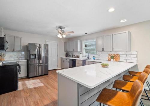 Dapur atau dapur kecil di Vermilion Retreat with Game Room, Hot Tub and Across from Community Pool