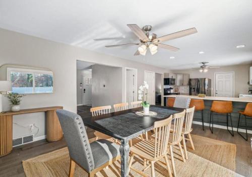 Dapur atau dapur kecil di Vermilion Retreat with Game Room, Hot Tub and Across from Community Pool