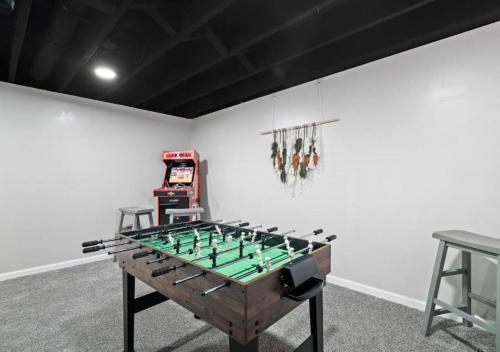 Bilik permainan di Vermilion Retreat with Game Room, Hot Tub and Across from Community Pool