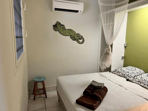 เตียงในห้องที่ Baz créole
