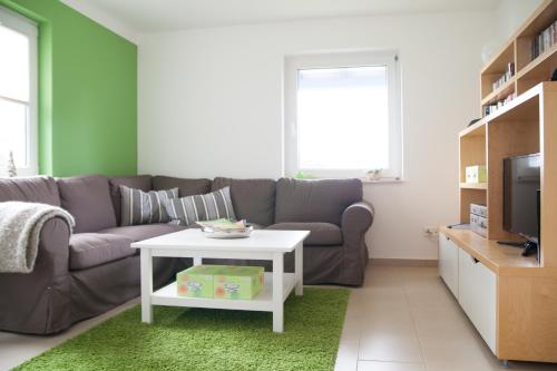 una sala de estar con un sofá y una mesa en Carpe Diem Dahme, en Dahme