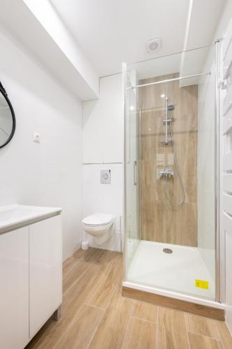 une salle de bain blanche avec douche et toilettes dans l'établissement SV - Studio de l'Opéra VieuxPort, à Marseille