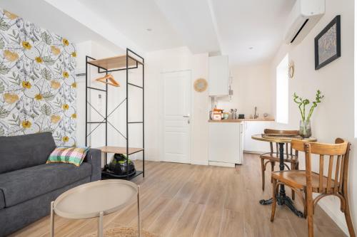 un salon avec un canapé et une table dans l'établissement SV - Studio de l'Opéra VieuxPort, à Marseille
