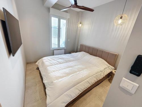 une petite chambre avec un lit et une fenêtre dans l'établissement Lovely 1 bedroom rue Pasteur near the Croisette 246, à Cannes