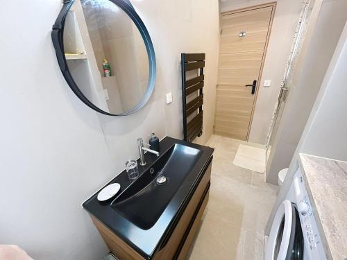 une salle de bain avec un lavabo noir et un miroir dans l'établissement Lovely 1 bedroom rue Pasteur near the Croisette 246, à Cannes