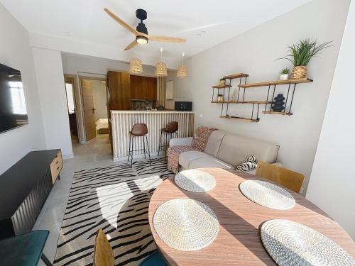 un salon avec une table et un canapé dans l'établissement Lovely 1 bedroom rue Pasteur near the Croisette 246, à Cannes