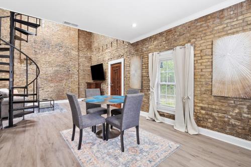 Μια τηλεόραση ή/και κέντρο ψυχαγωγίας στο Irby Carriage House