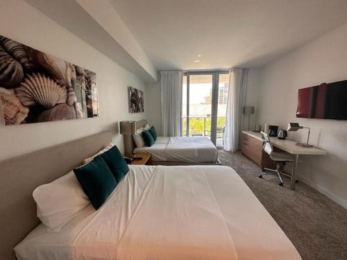 Un pat sau paturi într-o cameră la 2b 1b Hallandale Beach Studio with heated Pool 2610