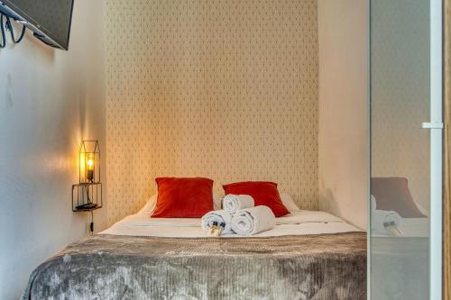 une chambre avec un lit avec des serviettes dessus dans l'établissement Le Claudius - proche tram T3 et gare Part Dieu 20 min, à Lyon