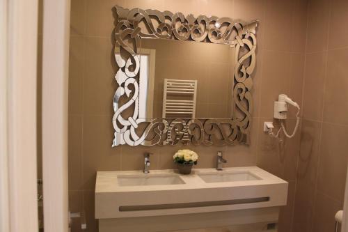 a bathroom with a sink and a mirror at Apartamento Morning Cascade in Carvoeiro